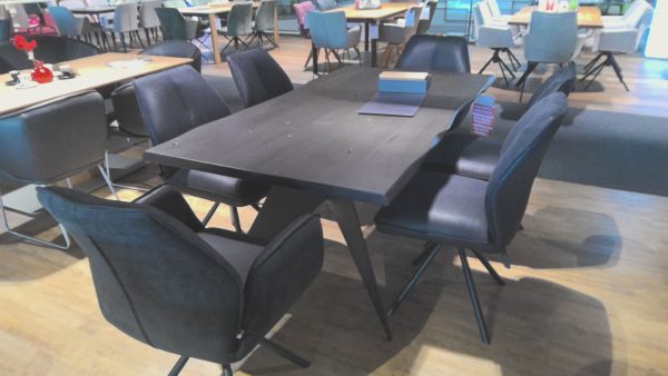 Die Esstischgruppe Interliving 5116 ist ein schwarzer rechteckiger Tisch mit sechs schwarzen Stühlen für moderne Essbereiche.
