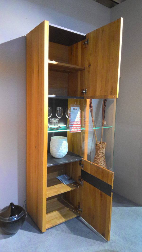 Vitrine Interliving-5603: Hoher Holzschrank mit Glas- und Holztüren, Einlegeböden für Glaswaren, Vase und Korb.